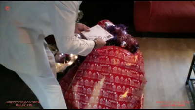 Ээж ээ, би зул сарын бэлэгээ авсан үсэрхэг шаргал ээж том бөгстэй гичий тахиа гэж галзуу